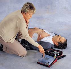 Foto: Wiederbelebungsmaßnahmen mit Frühdefibrillation.